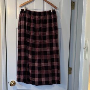 Plaid Midi Skirt in Black and  red.
